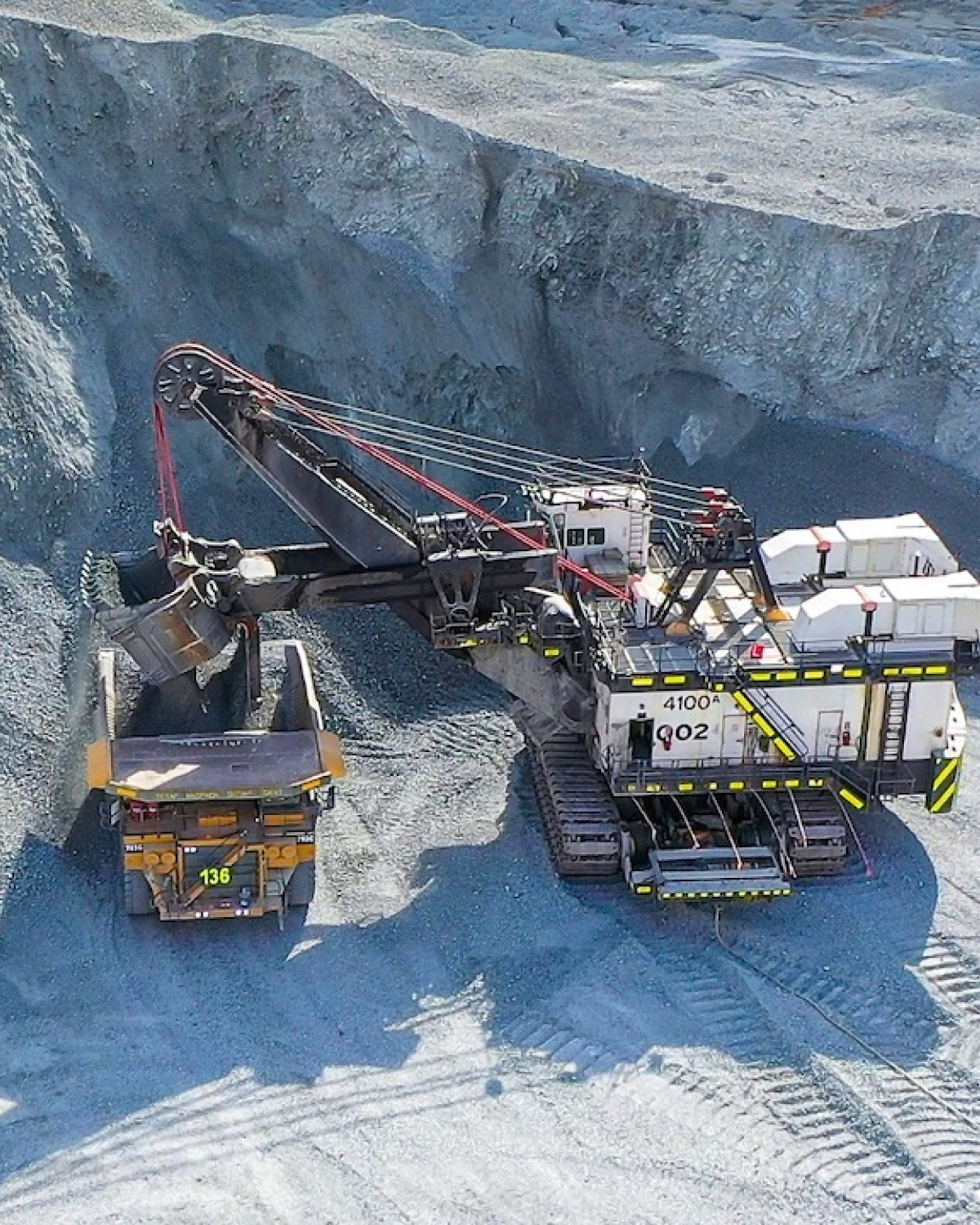 Aktivitas penambangan di area operasional AMMAN