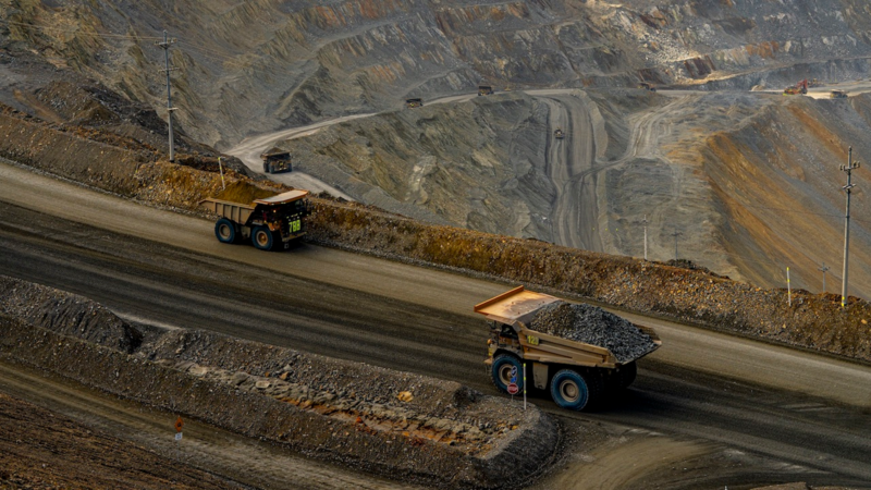 Aktivitas penambangan dan pengangkutan oleh Haul Truck